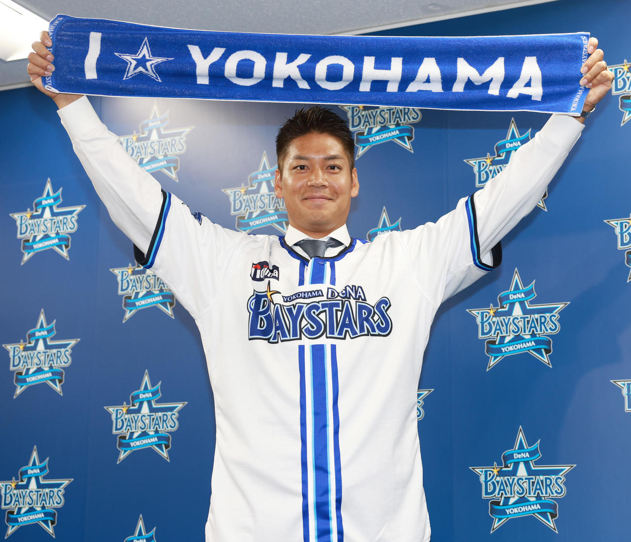 入団会見でタオルを手にするDeNA佐々木（撮影・野上伸悟）