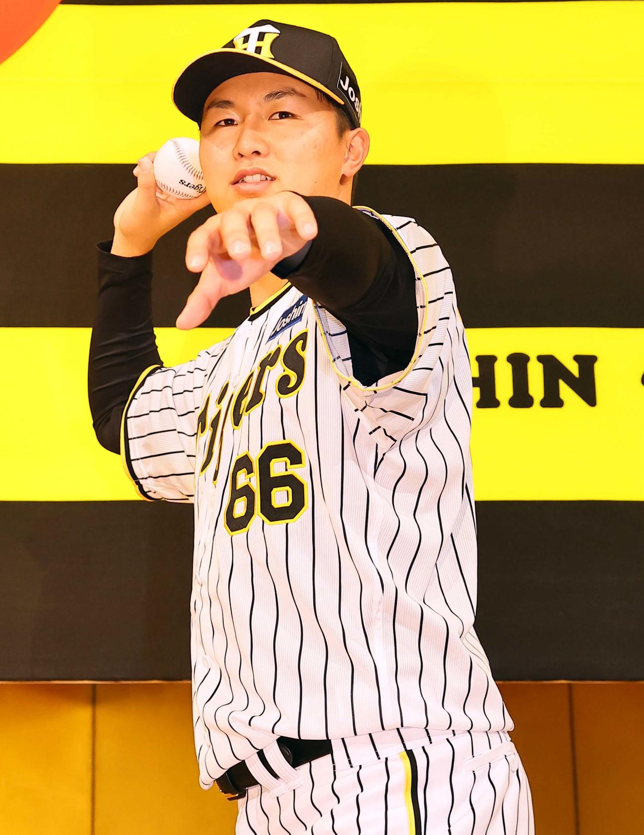 ポーズを決めるドラフト6位津田（撮影・上田博志）
