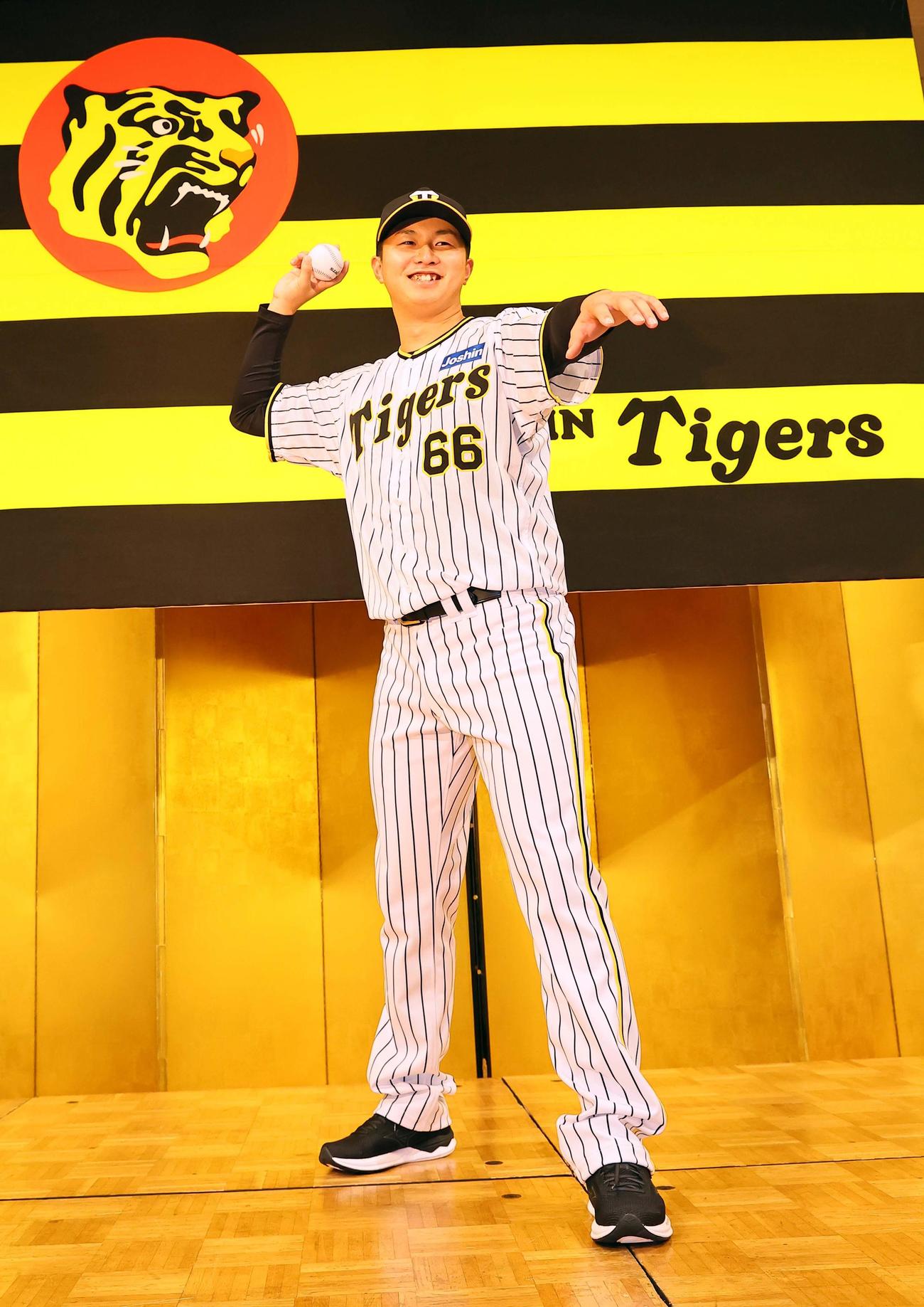 ポーズを決めるドラフト6位津田（撮影・上田博志）