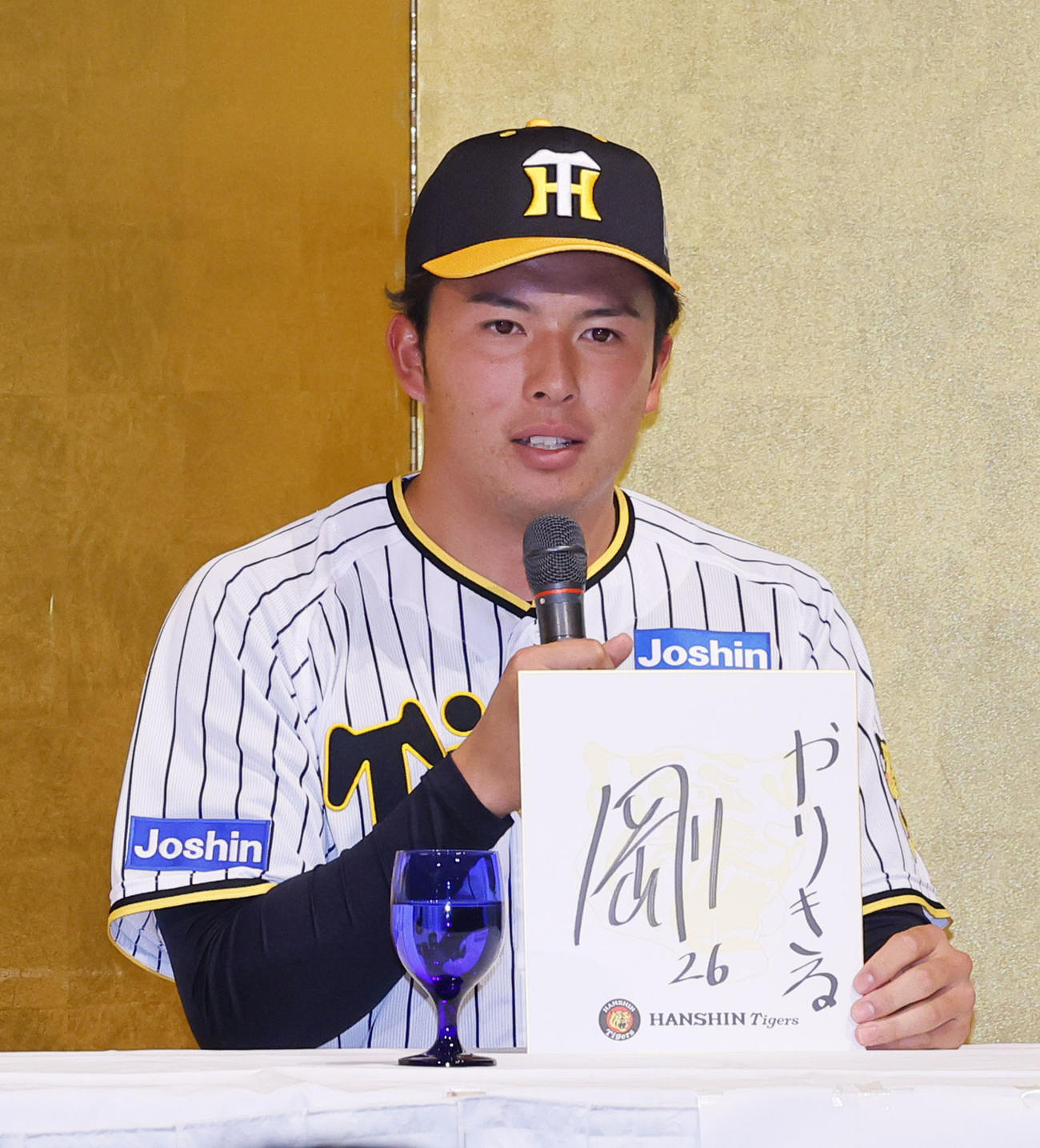 ファンクラブイベントで座右の銘を披露する阪神ドラフト2位椎葉（撮影・藤尾明華）