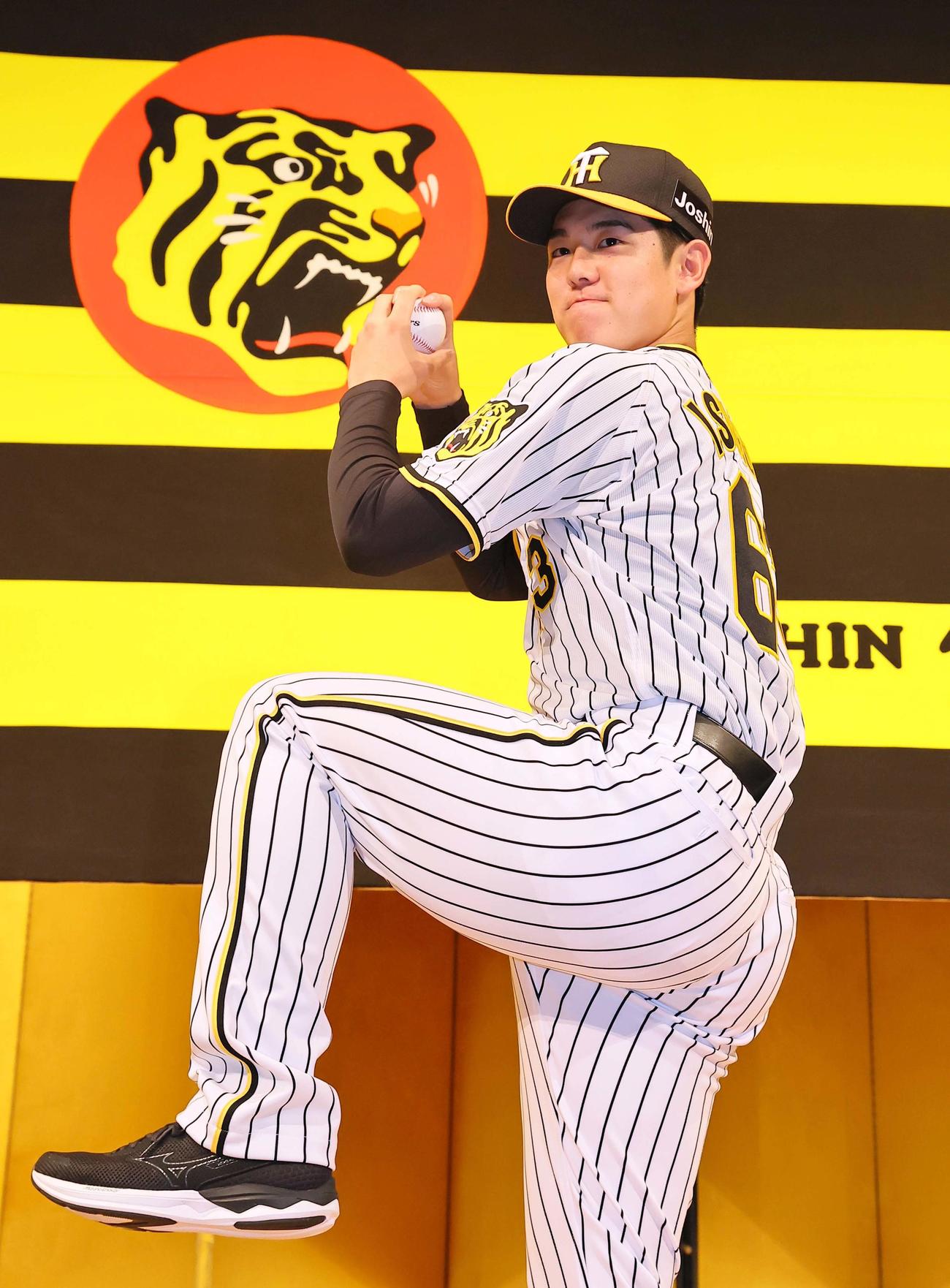 ポーズを決めるドラフト5位石黒（撮影・上田博志）