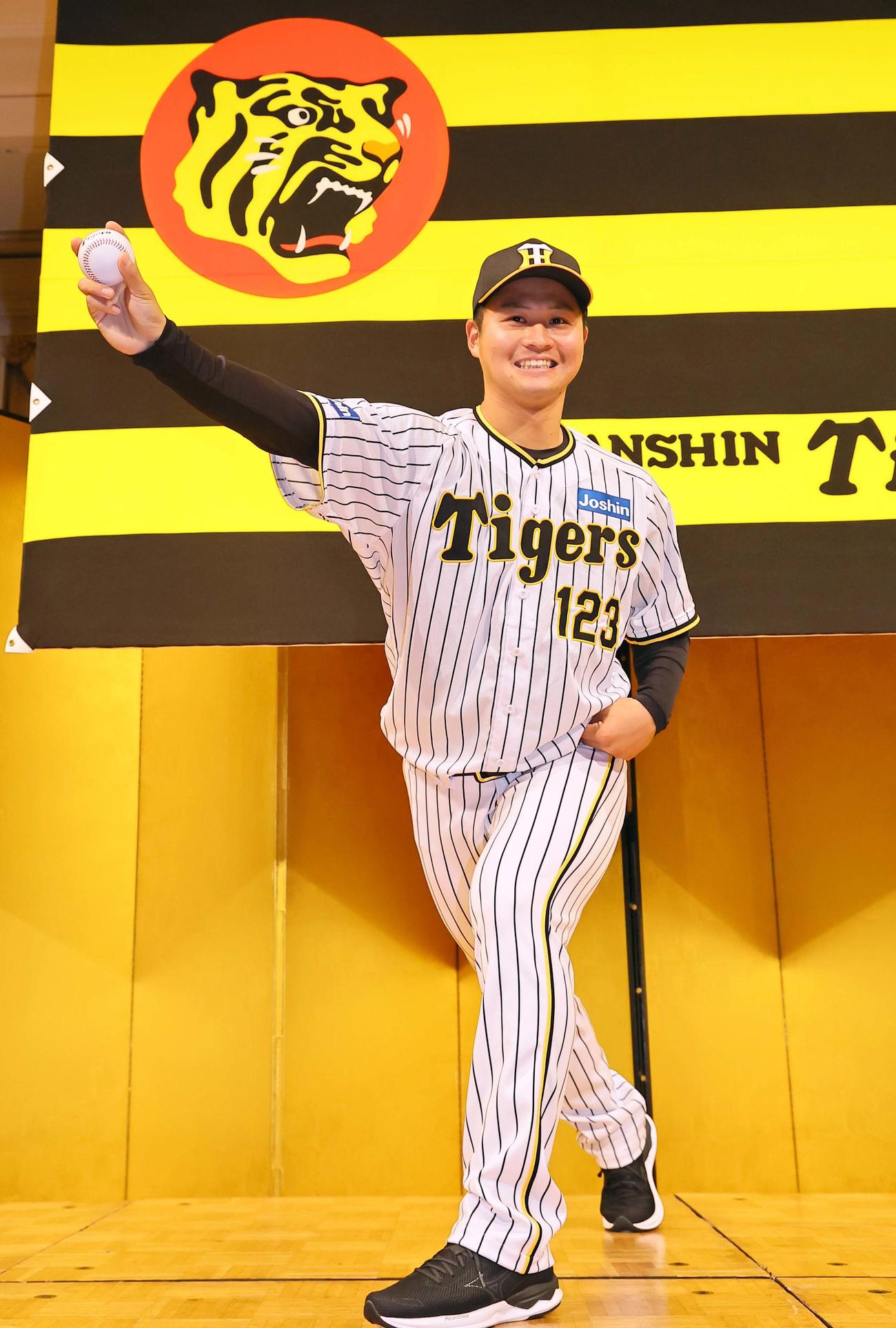 笑顔でポーズを決める育成ドラフト1位松原（撮影・上田博志）