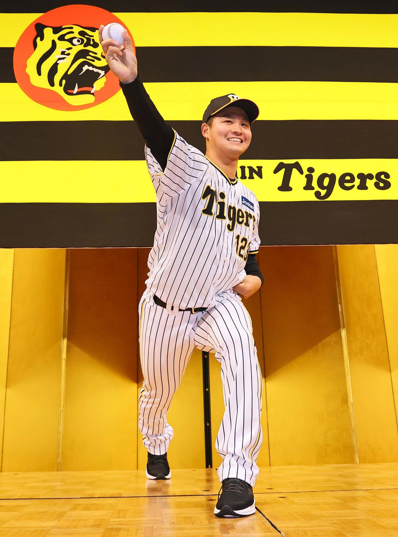 笑顔でポーズを決める育成ドラフト1位松原（撮影・上田博志）