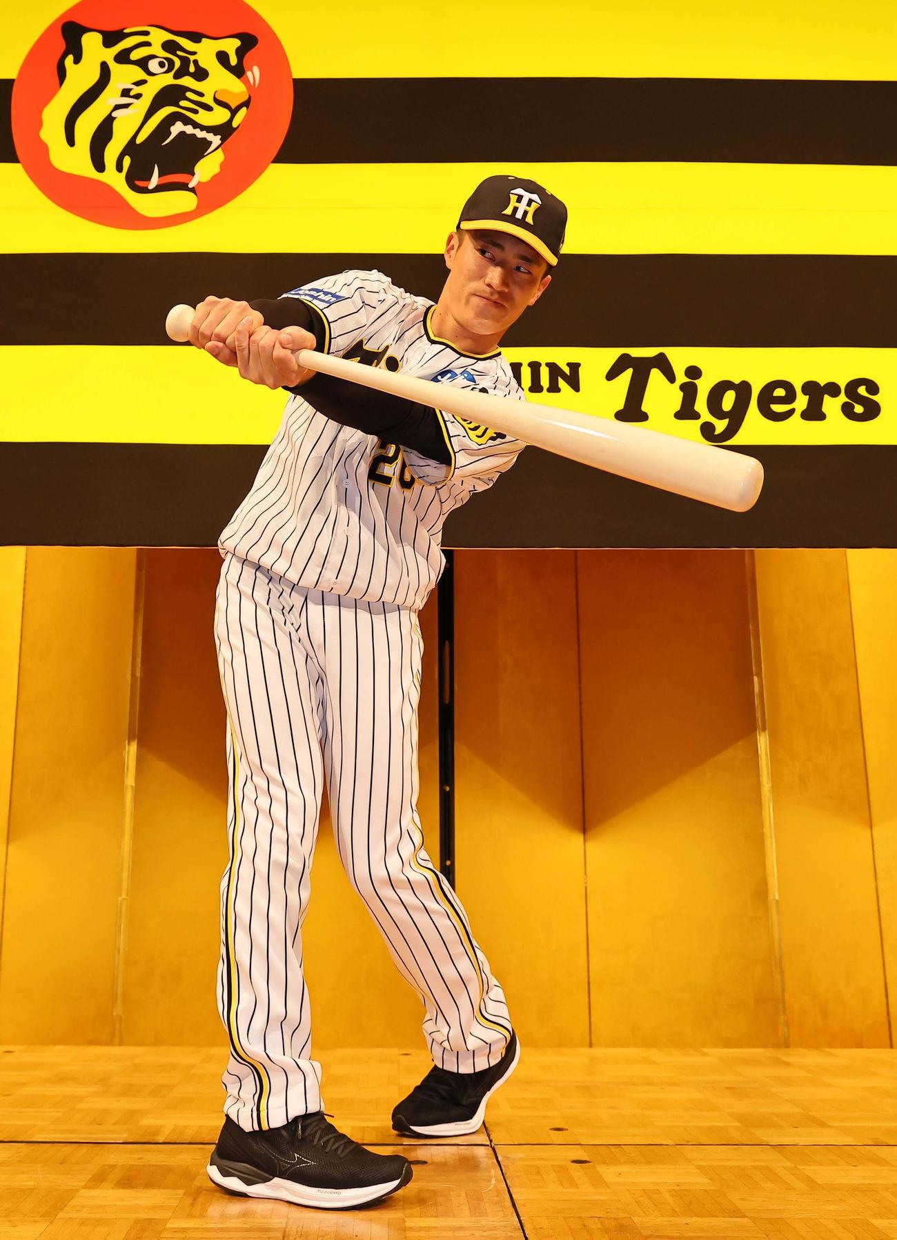 打撃フォームを披露する育成ドラフト2位福島（撮影・上田博志）