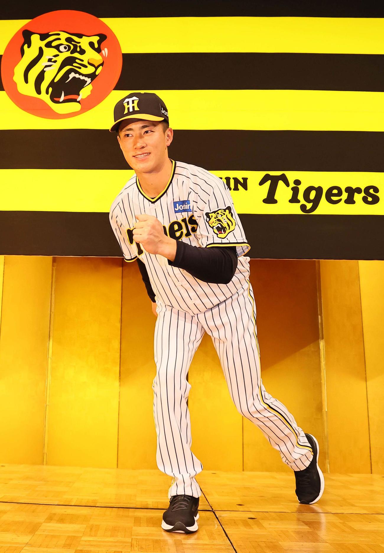 ポーズを決める育成ドラフト2位福島（撮影・上田博志）