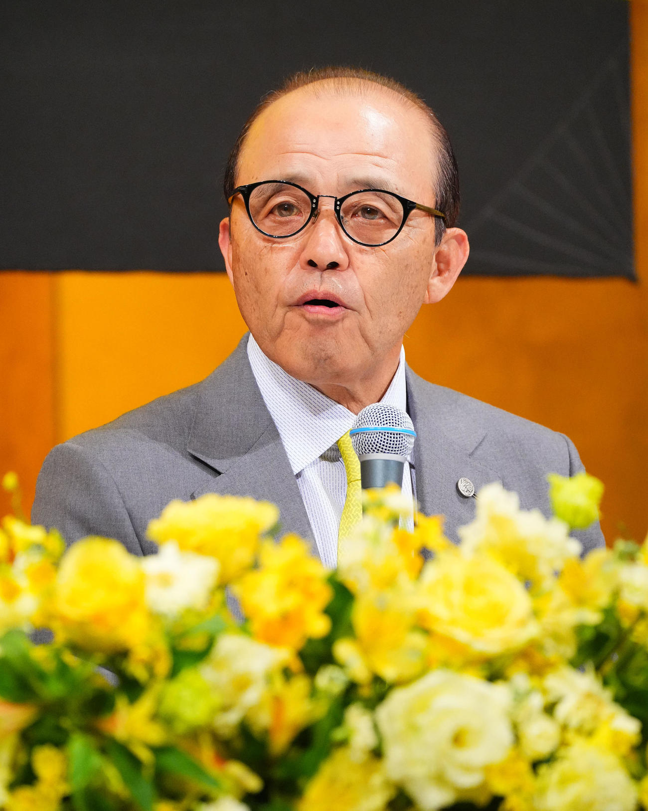 新人選手入団発表で話をする阪神岡田監督（撮影・藤尾明華）