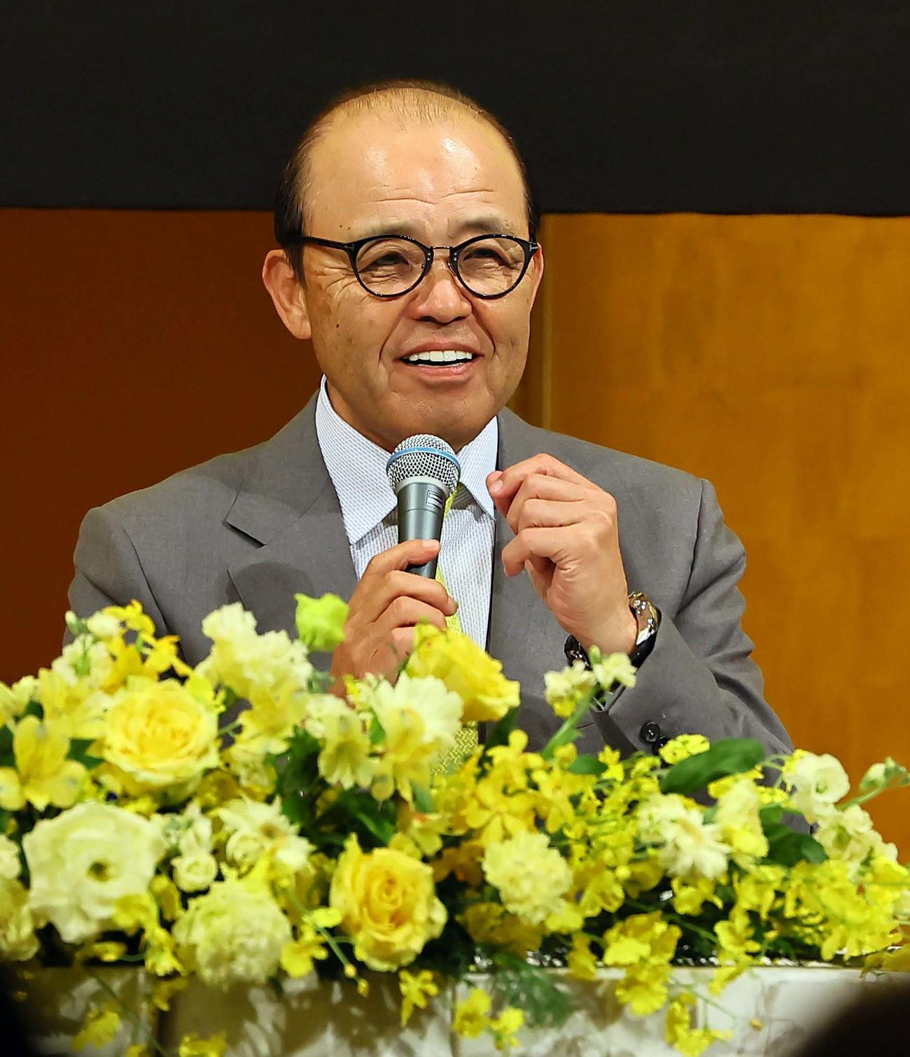 新入団発表会で笑顔を見せる岡田監督（撮影・上田博志）