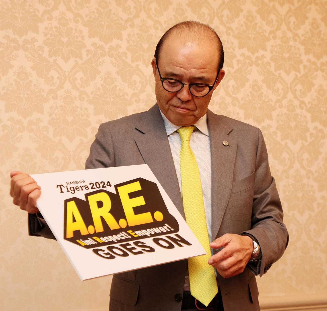 阪神の来季スローガンを披露する岡田監督（撮影・加藤哉）