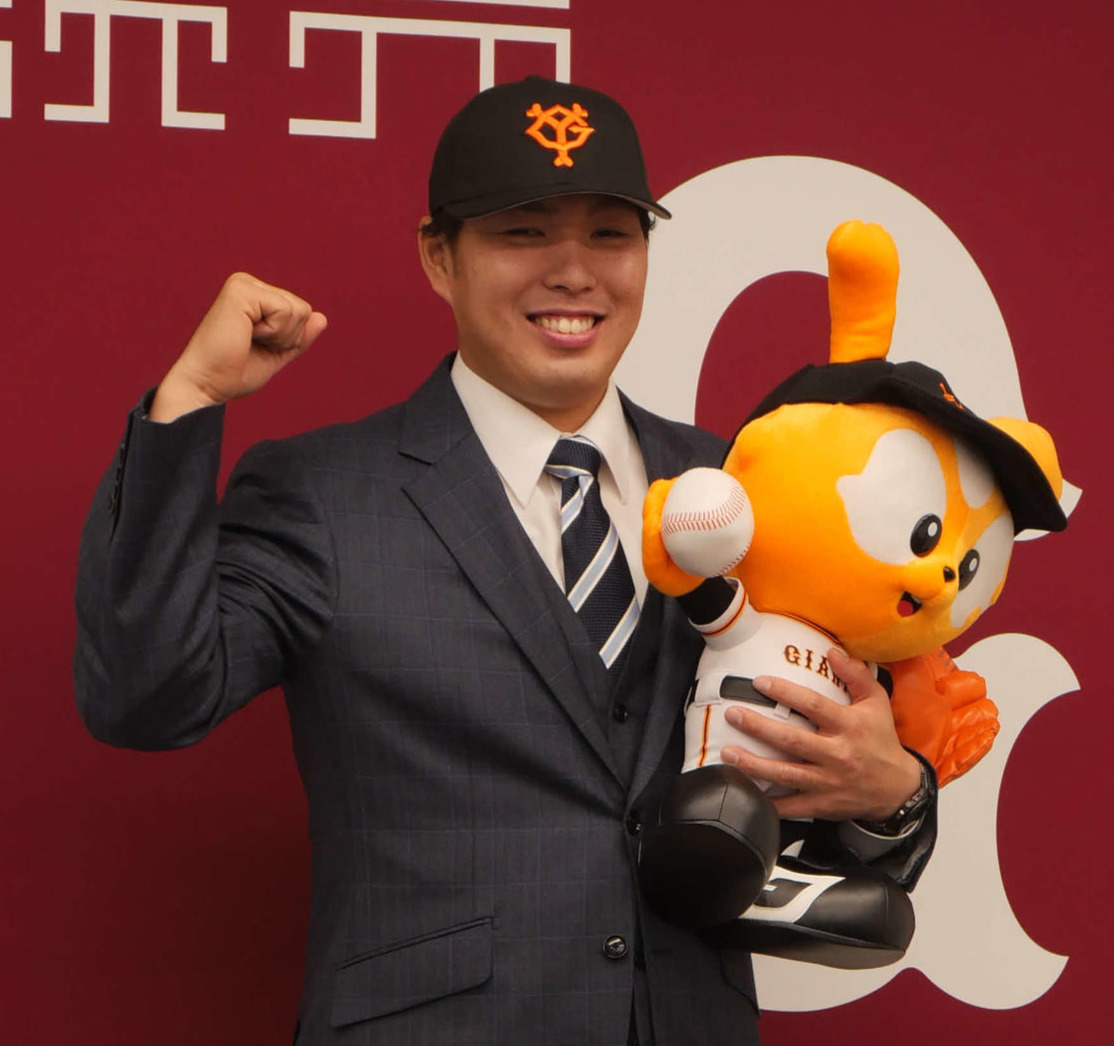 入団会見でジャビット人形を手に笑顔を見せる巨人馬場（撮影・上田悠太）
