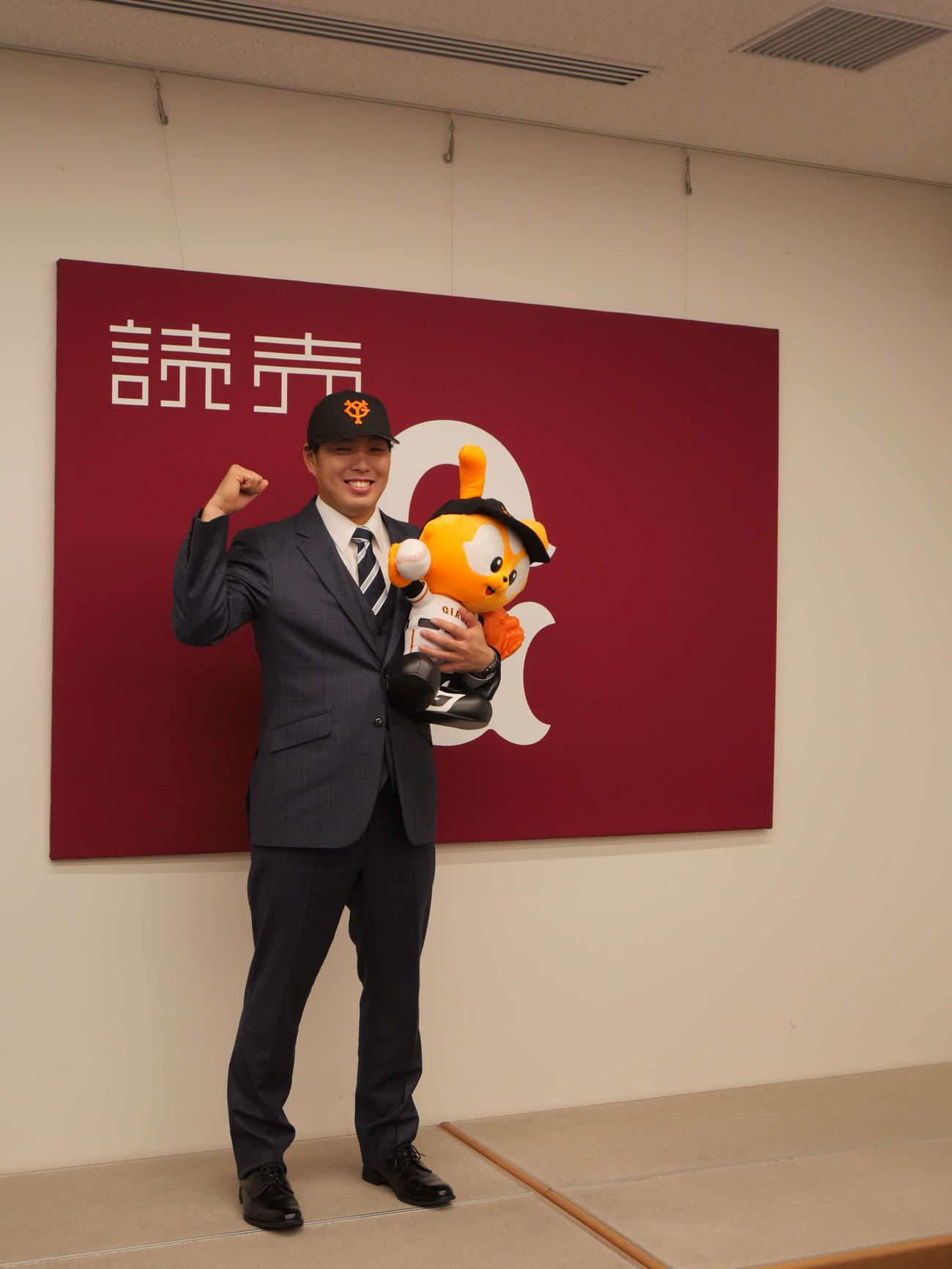 入団会見でジャビット人形を手に笑顔を見せる巨人馬場（撮影・上田悠太）