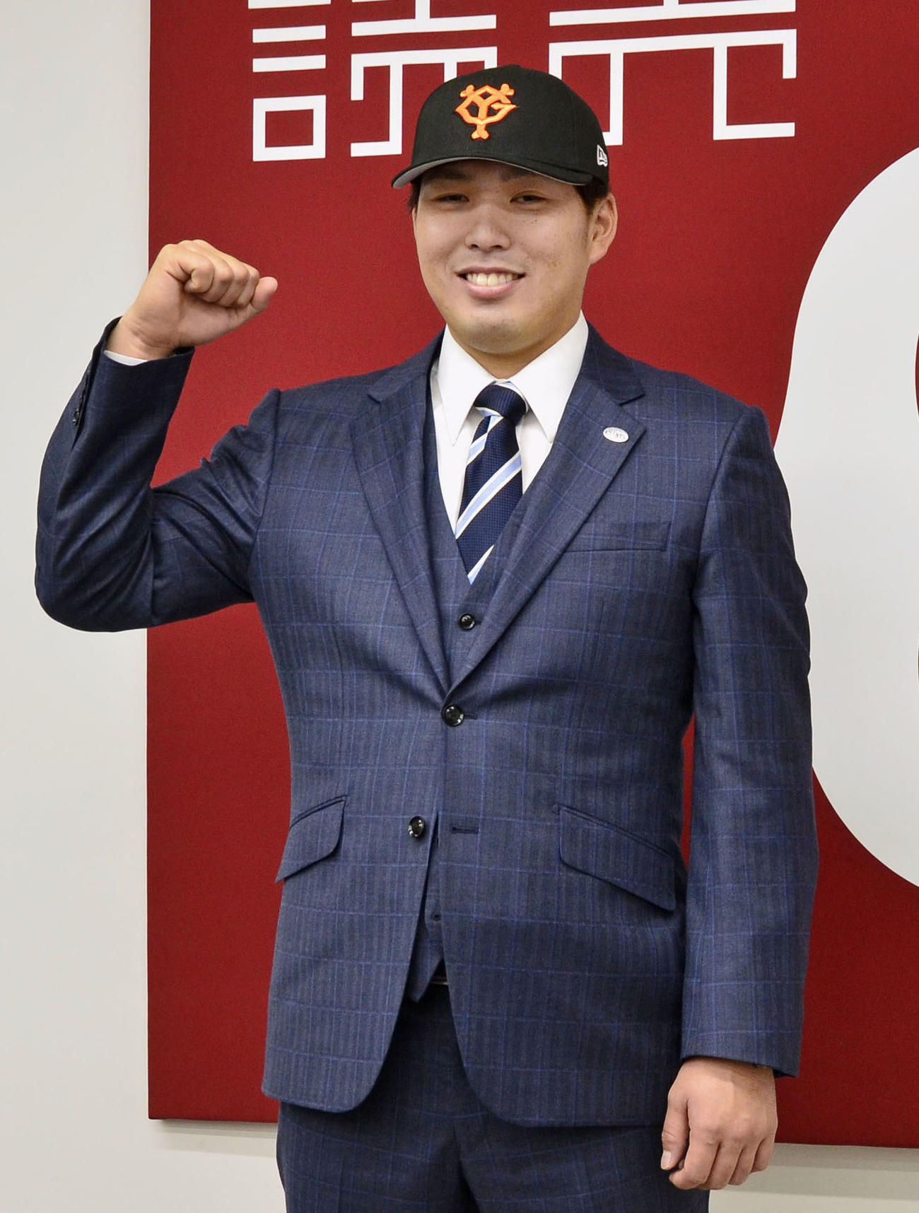 現役ドラフトで阪神から移籍が決まり、ポーズをとる巨人の馬場皐輔（共同）