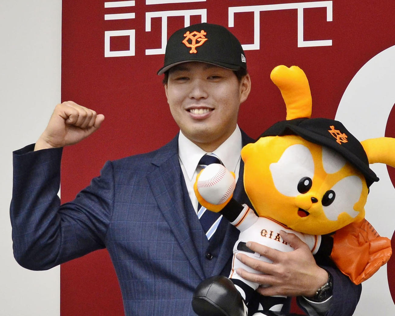 現役ドラフトで阪神から移籍が決まり、ポーズをとる巨人の馬場皐輔（共同）