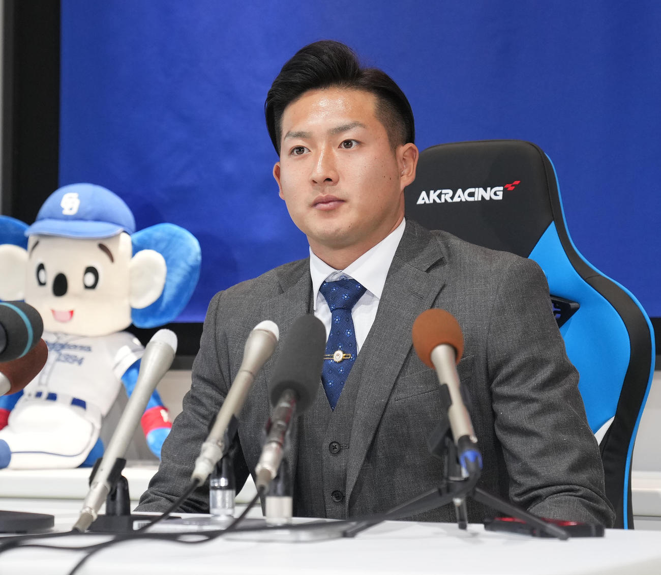現役ドラフトでヤクルトから移籍し入団会見をする梅野（撮影・森本幸一）