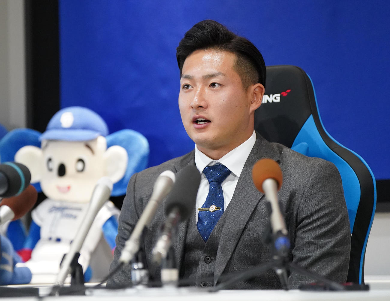 現役ドラフトでヤクルトから移籍し入団会見をする梅野（撮影・森本幸一）
