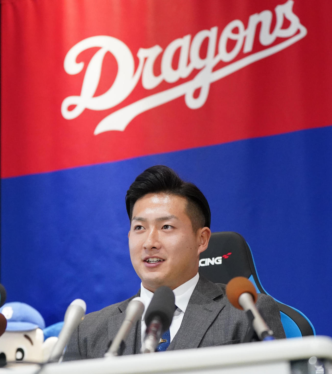 現役ドラフトでヤクルトから移籍し入団会見をする梅野（撮影・森本幸一）