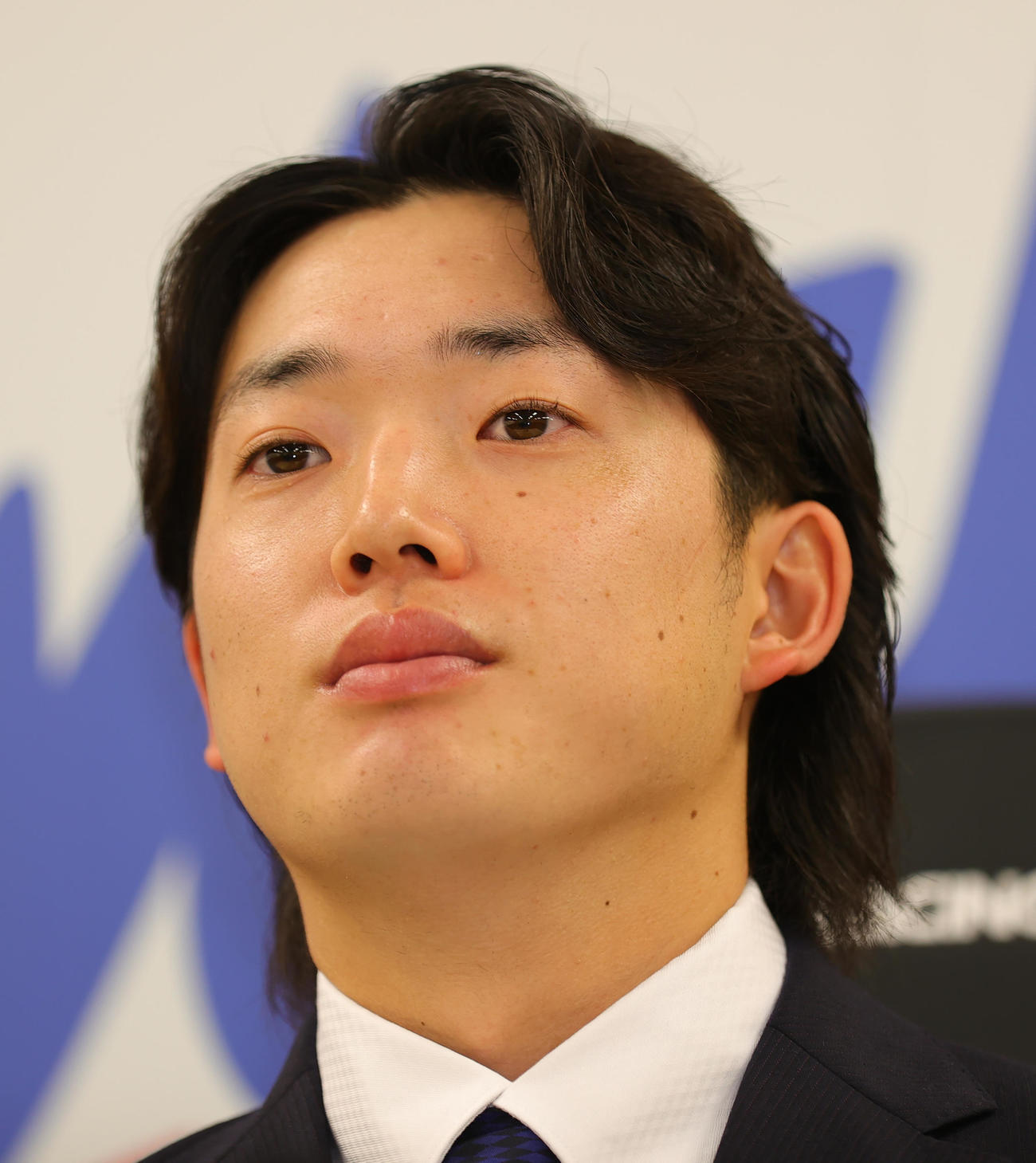契約更改を終え会見するヤクルト長岡（撮影・野上伸悟）