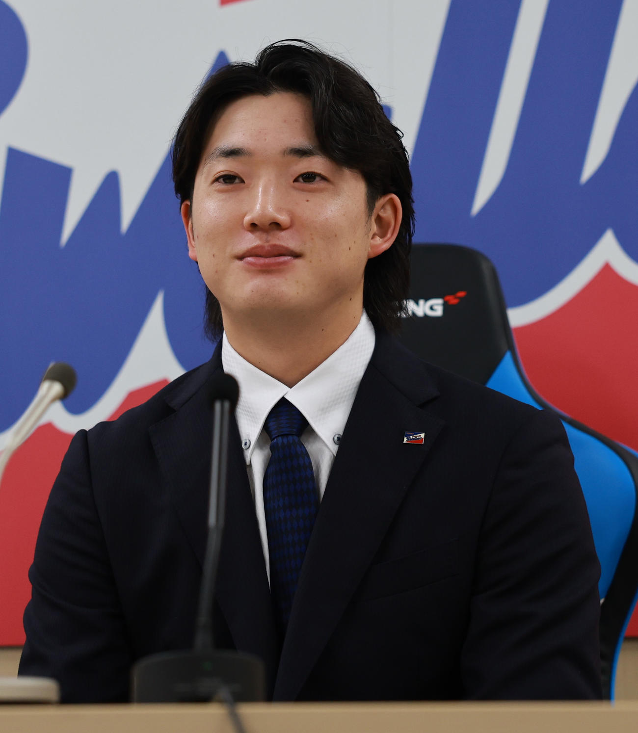 契約更改を終え会見するヤクルト長岡（撮影・野上伸悟）