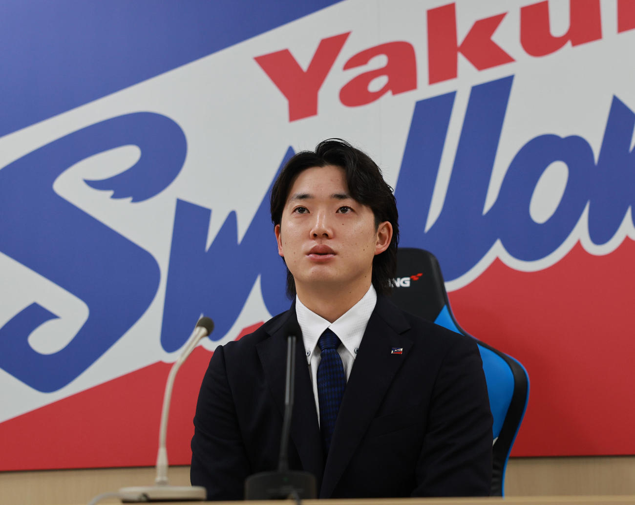 契約更改を終え会見するヤクルト長岡（撮影・野上伸悟）