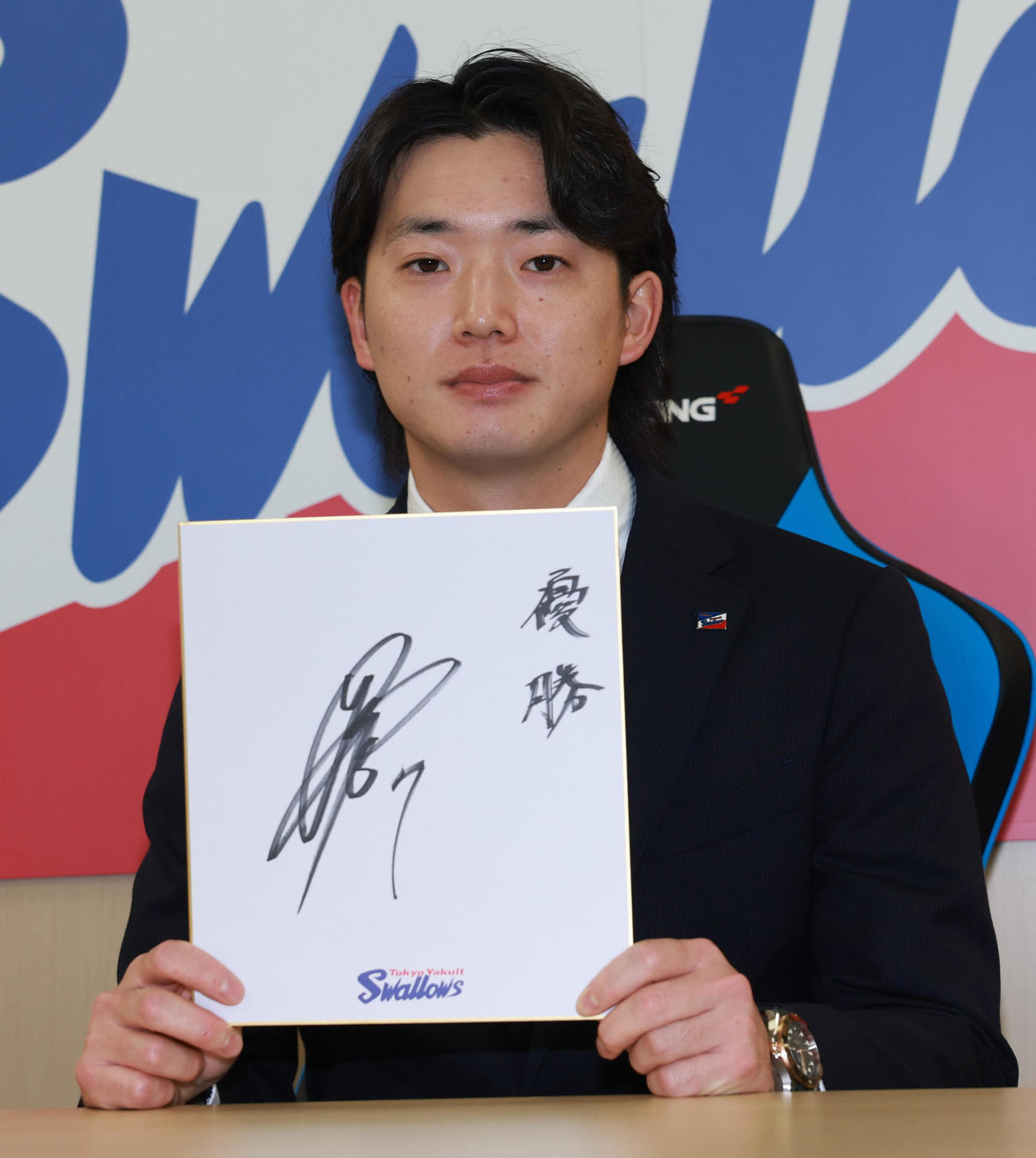 契約更改を終えたヤクルト長岡は、来季の目標を「優勝」と記した（撮影・野上伸悟）