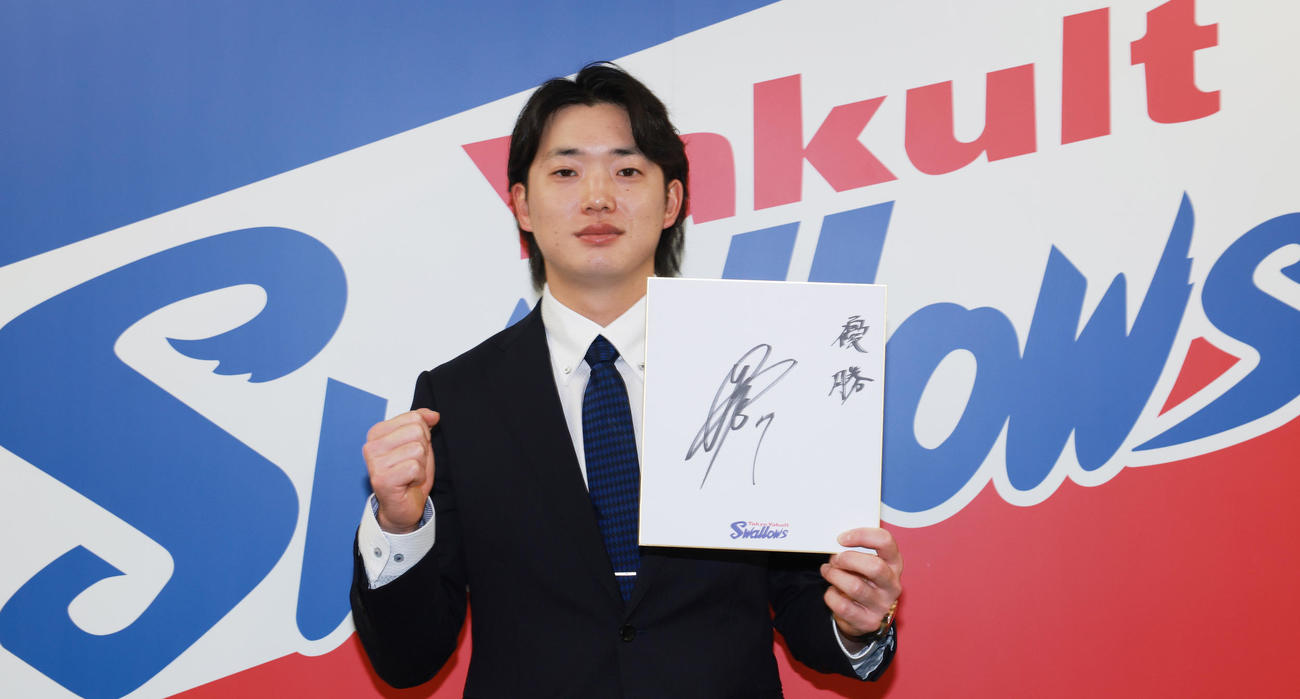 契約更改を終えたヤクルト長岡は、来季の目標を「優勝」と記した（撮影・野上伸悟）