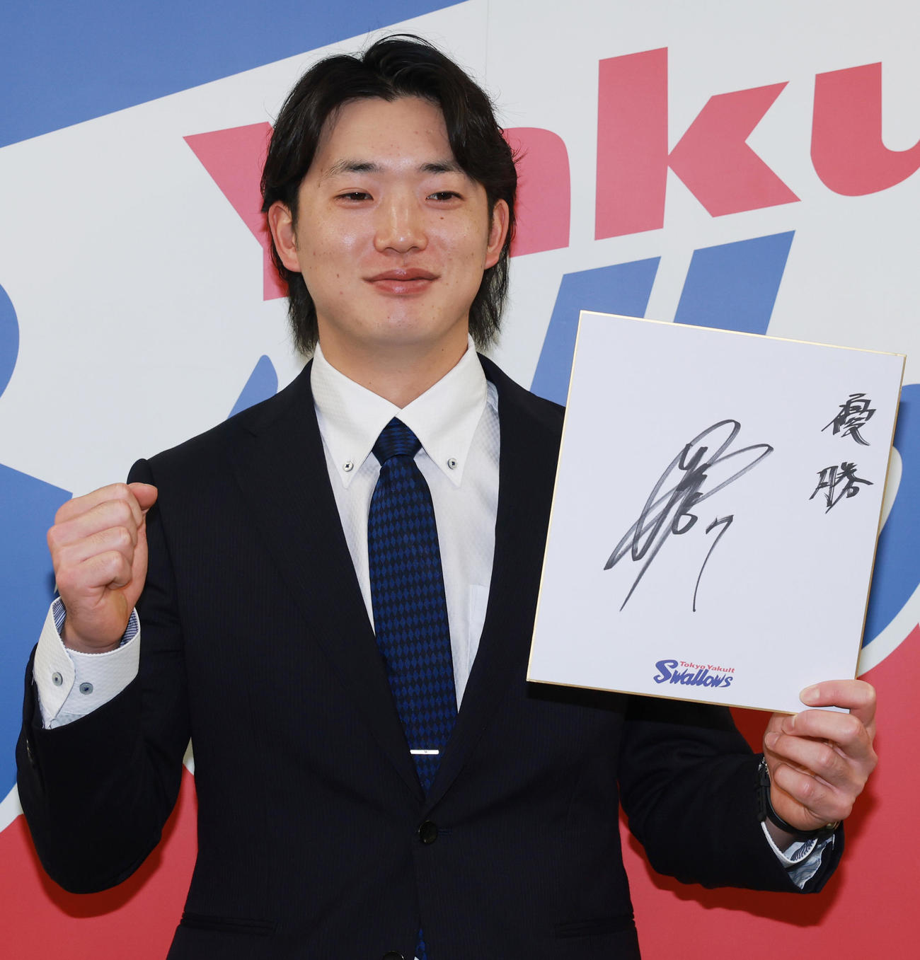 契約更改を終えたヤクルト長岡は、来季の目標を「優勝」と記した（撮影・野上伸悟）
