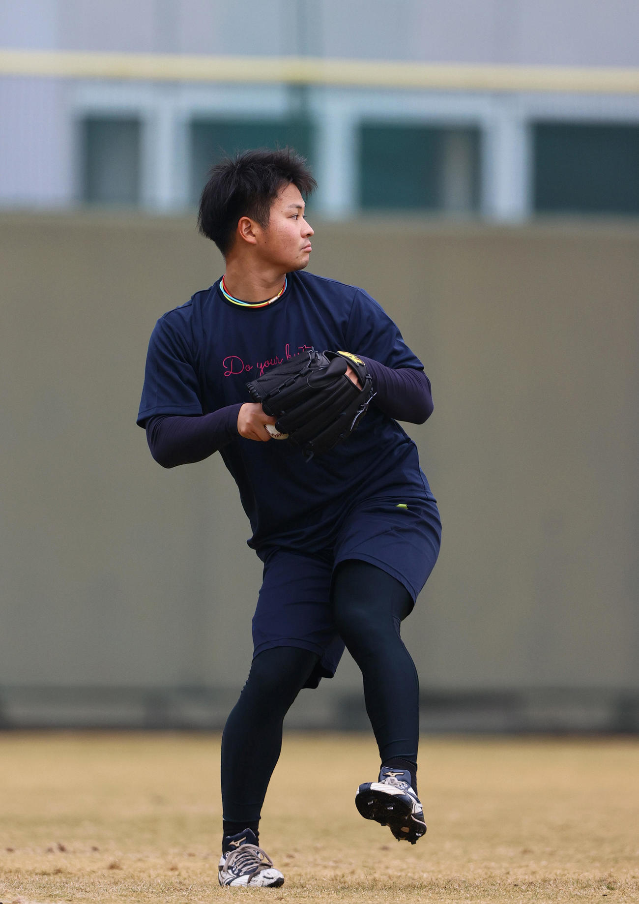 鳴尾浜でキャッチボールする阪神松原（撮影・上山淳一）
