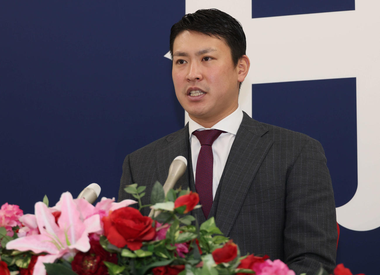 1400万円増の推定6400万円で契約更改し、会見する広島堂林（撮影・加藤孝規））