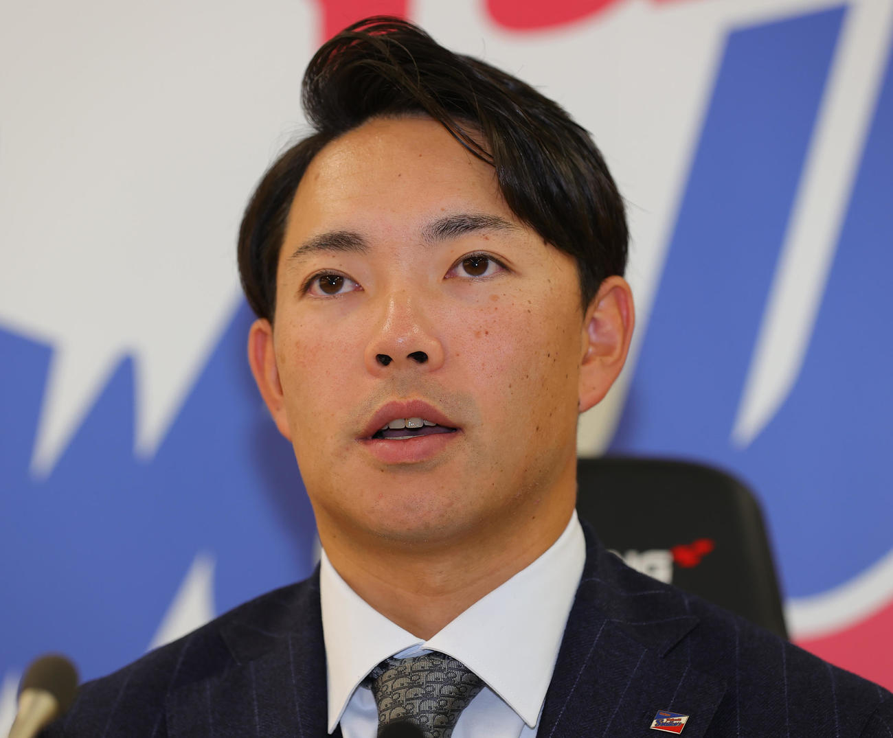 契約更改を終え会見するヤクルト星（撮影・野上伸悟）