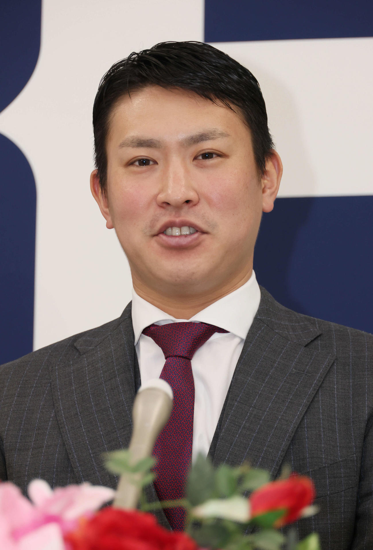 1400万円増の推定6400万円で契約更改し、会見する広島堂林（撮影・加藤孝規））