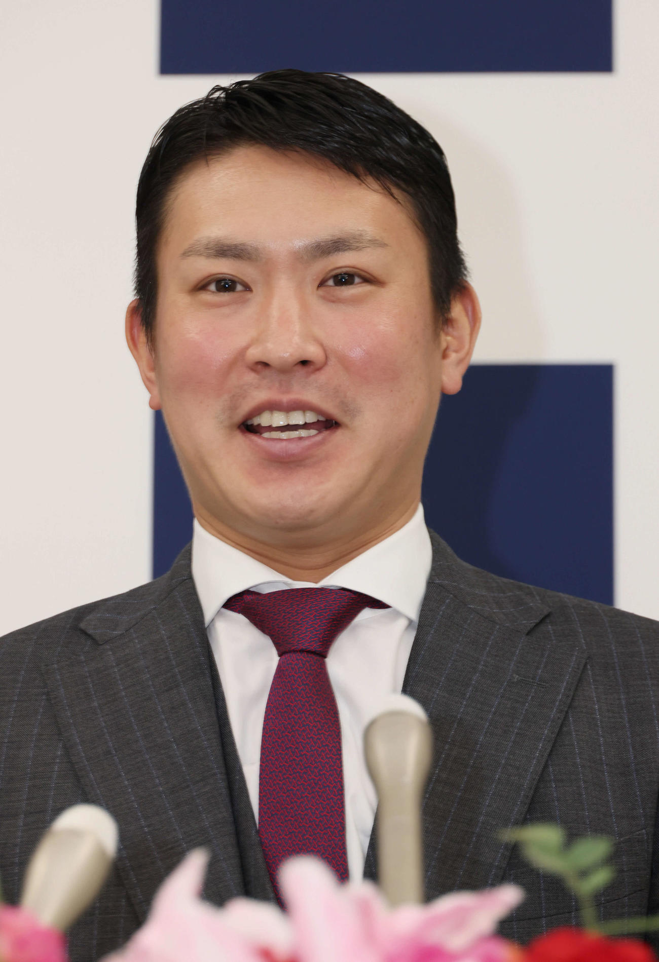 1400万円増の推定6400万円で契約更改し、会見する広島堂林（撮影・加藤孝規））