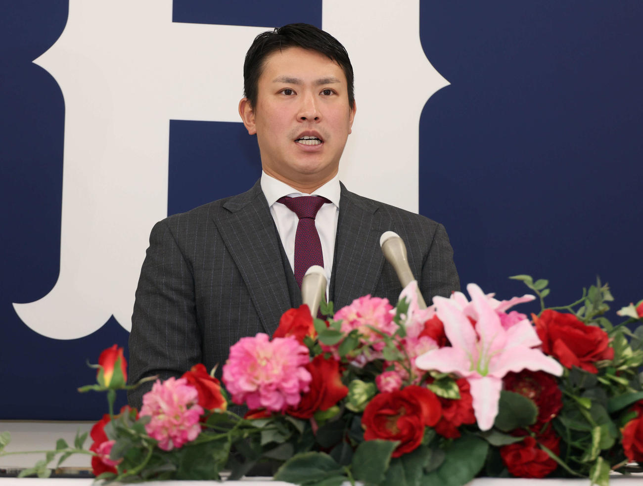 1400万円増の推定6400万円で契約更改し、会見する広島堂林（撮影・加藤孝規））