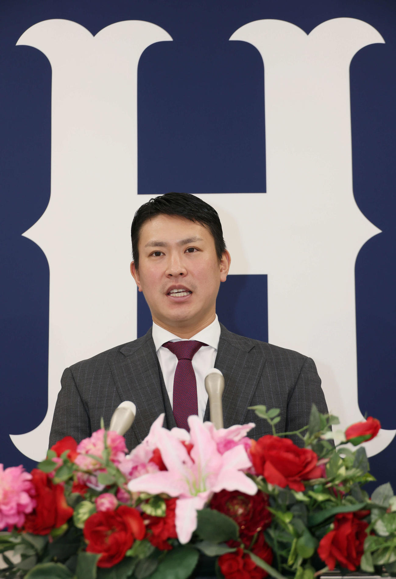 1400万円増の推定6400万円で契約更改し、会見する広島堂林（撮影・加藤孝規））