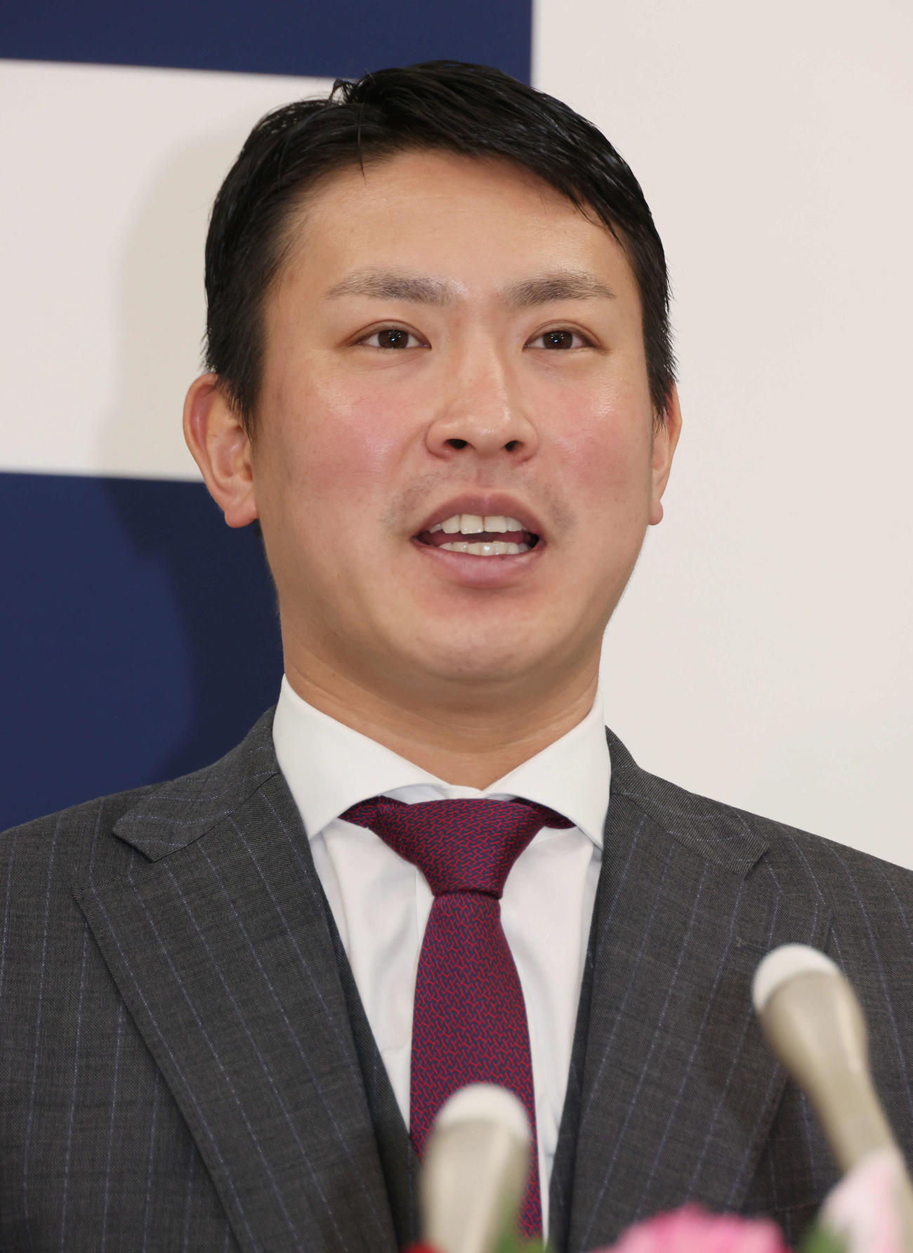 1400万円増の推定6400万円で契約更改し、会見する広島堂林（撮影・加藤孝規））