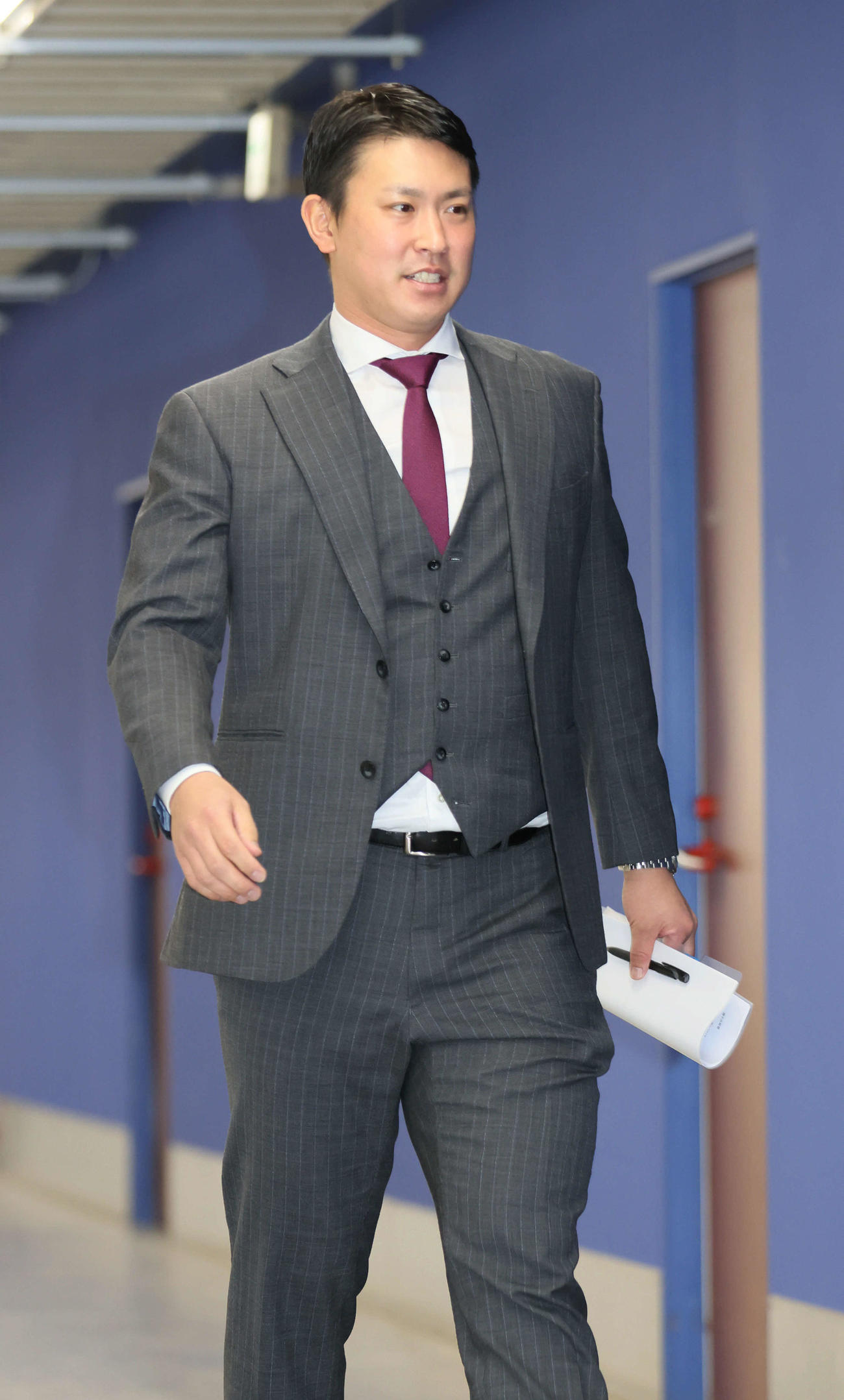 契約更改交渉に向かう広島堂林（撮影・加藤孝規））
