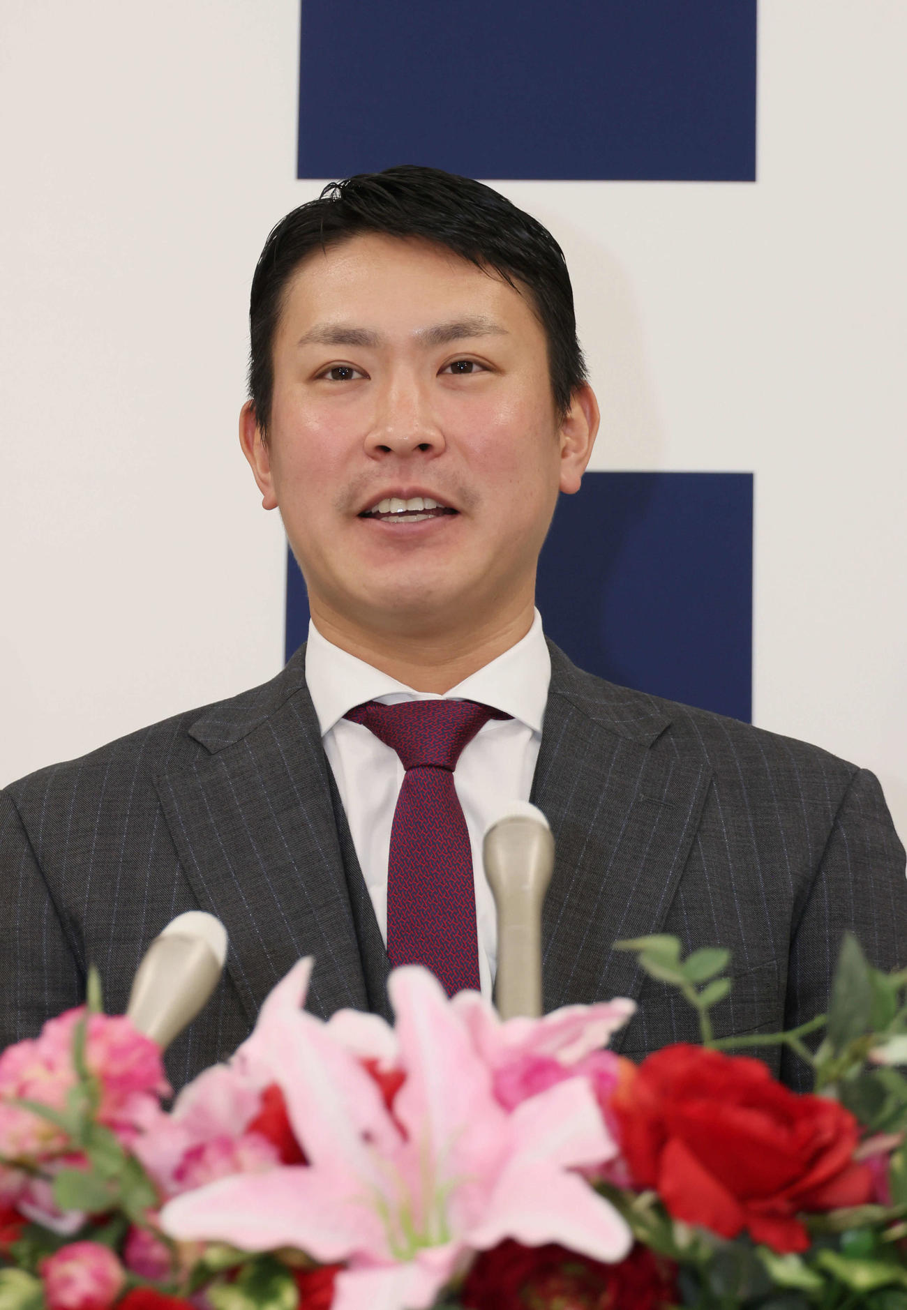 1400万円増の推定6400万円で契約更改し、会見する広島堂林（撮影・加藤孝規））