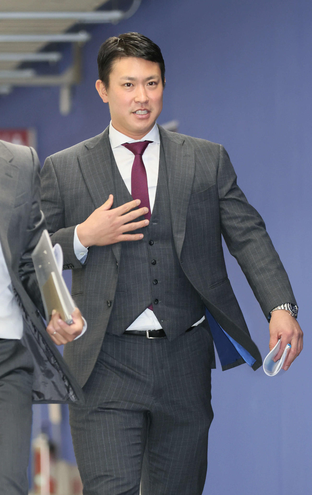 契約更改交渉に向かう広島堂林（撮影・加藤孝規））