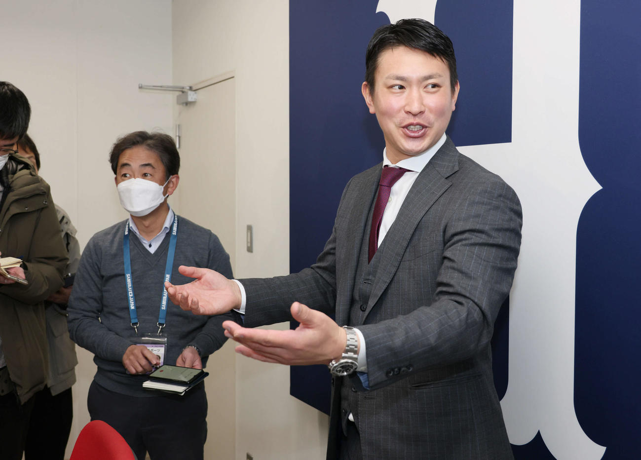 1400万円増の推定6400万円で契約更改した広島堂林。会見後、囲み取材にも応じた（撮影・加藤孝規））