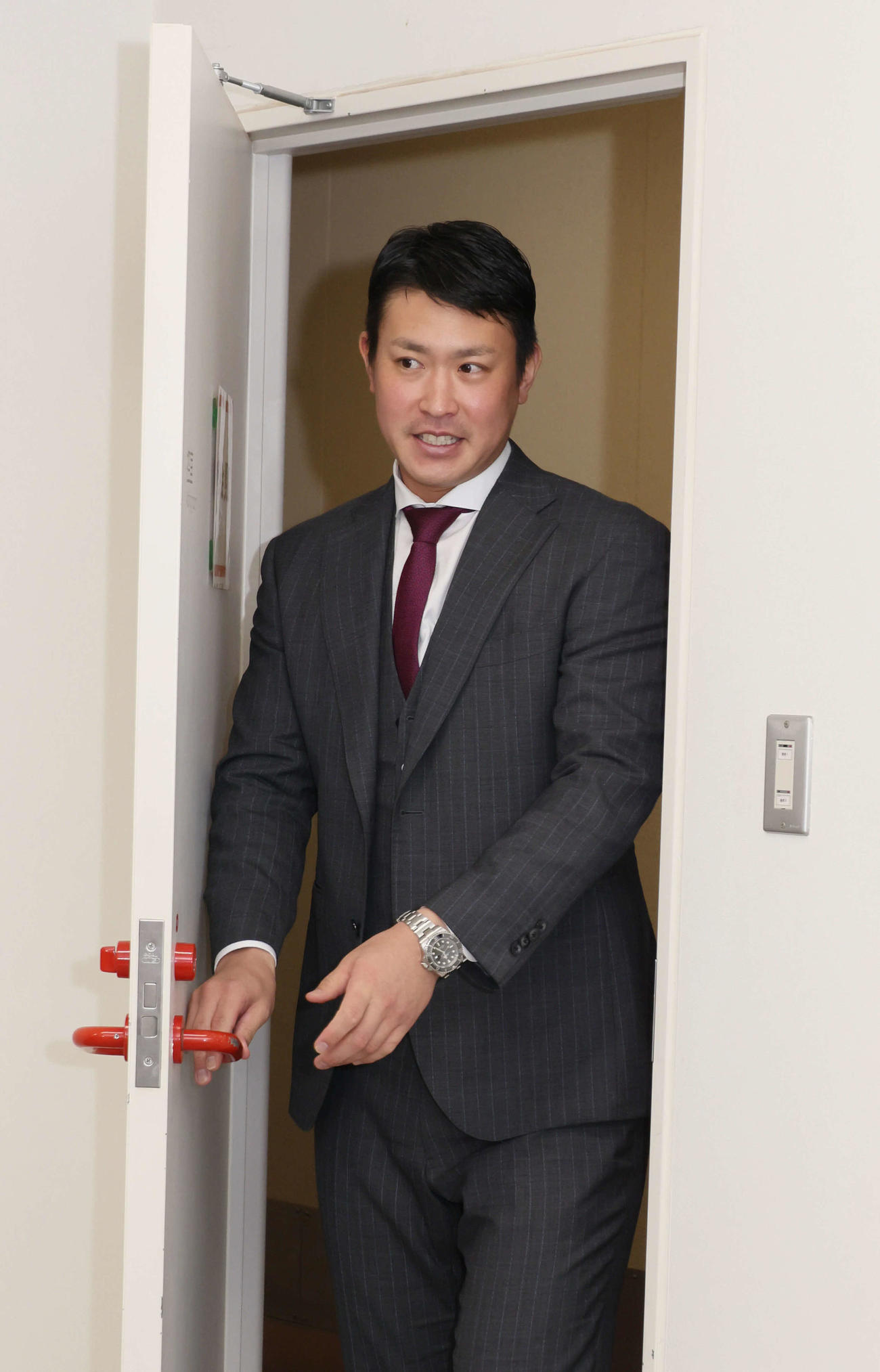 1400万円増の推定6400万円で契約更改し、会見にのぞむ広島堂林（撮影・加藤孝規））