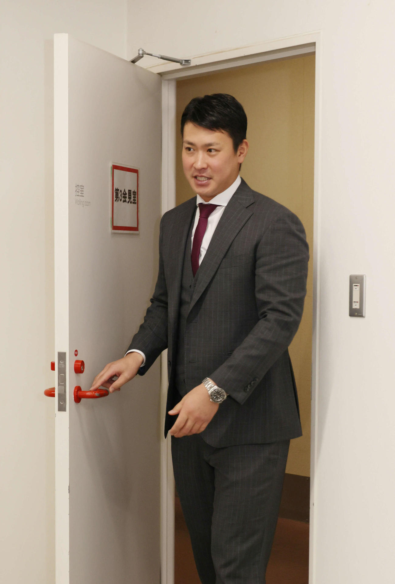 1400万円増の推定6400万円で契約更改し、会見にのぞむ広島堂林（撮影・加藤孝規））