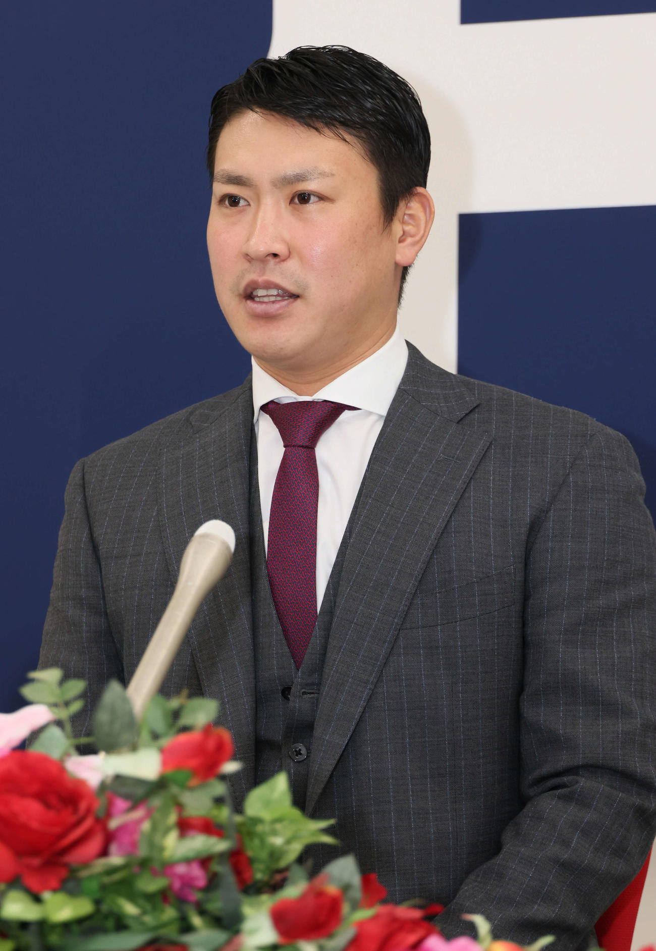 1400万円増の推定6400万円で契約更改し、会見する広島堂林（撮影・加藤孝規））