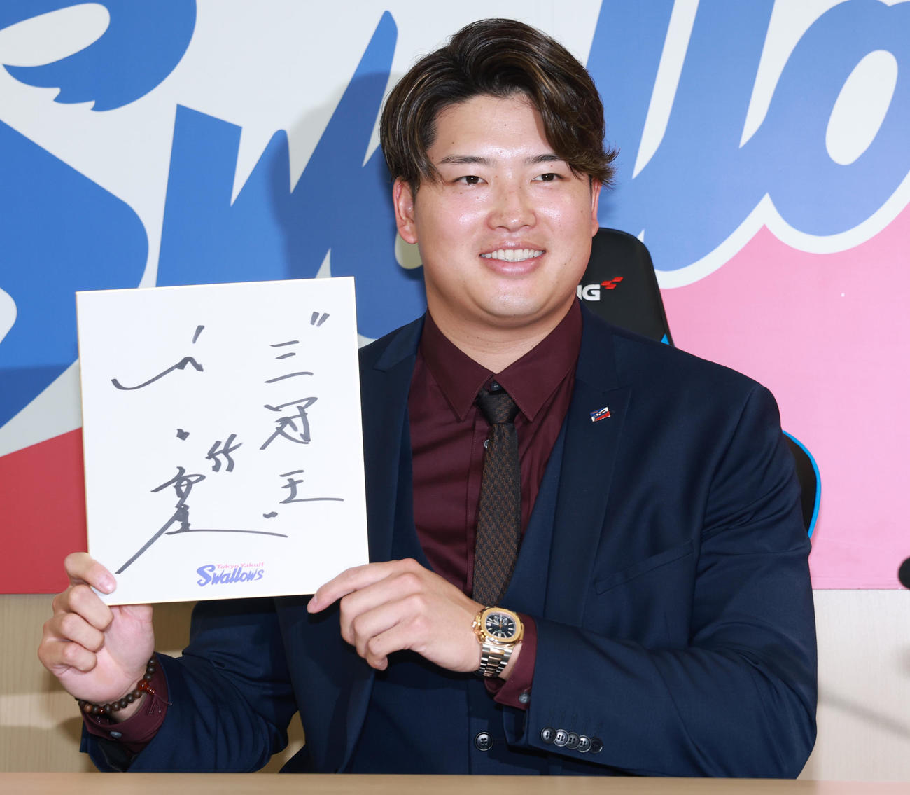 契約更改を終えたヤクルト村上は、来季の目標を「三冠王」と記した（撮影・野上伸悟）