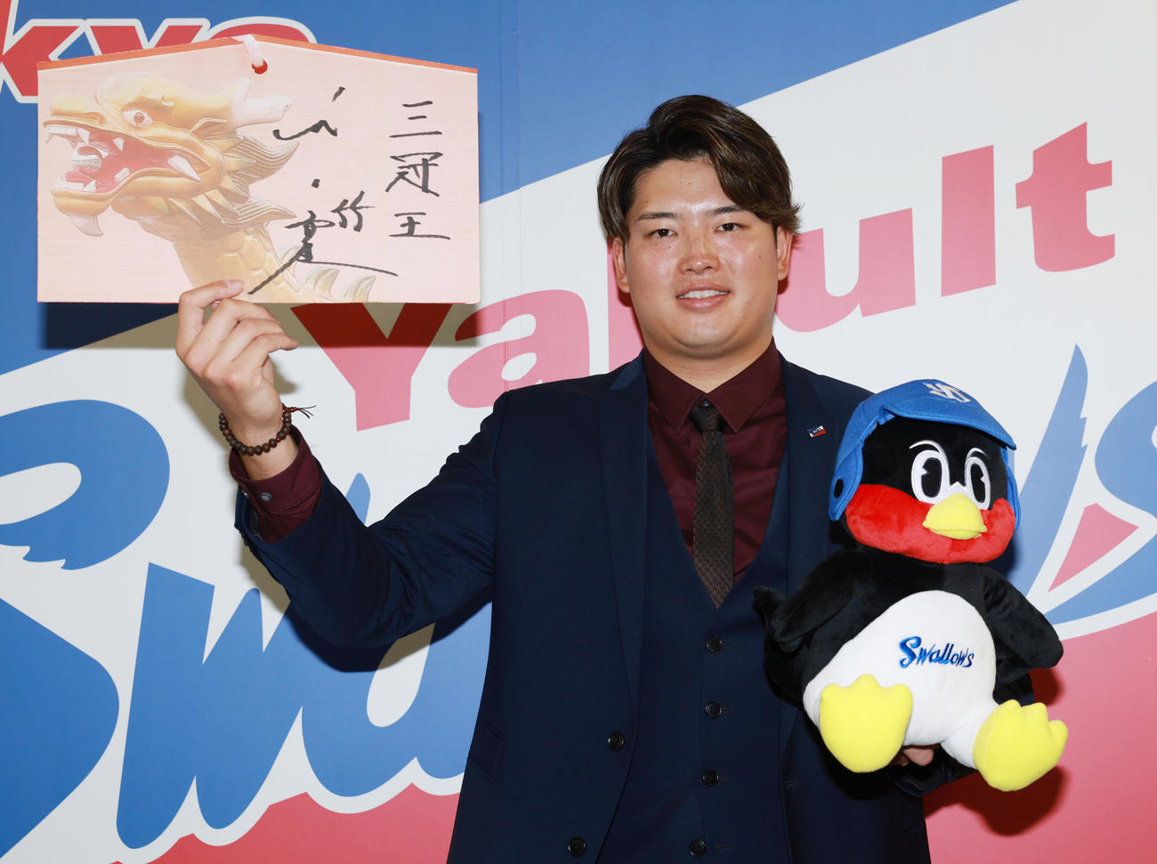 来年、年男を迎えるヤクルト村上は、龍の絵馬に目標を「三冠王」と記した（撮影・野上伸悟）