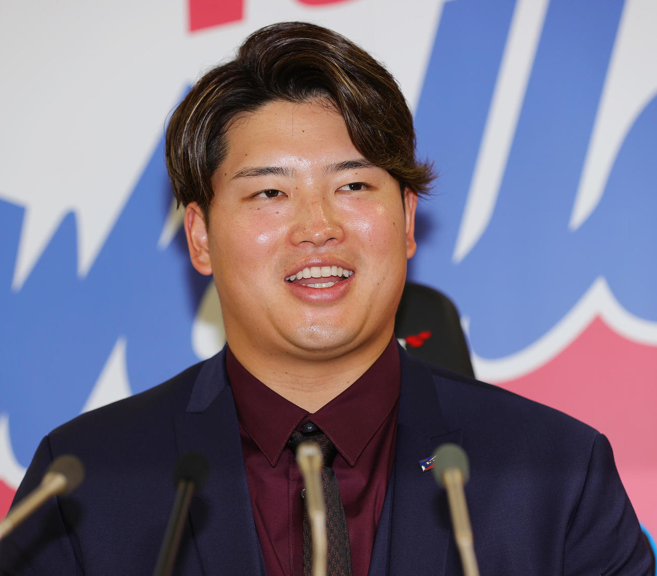 契約更改を終え会見するヤクルト村上（撮影・野上伸悟）
