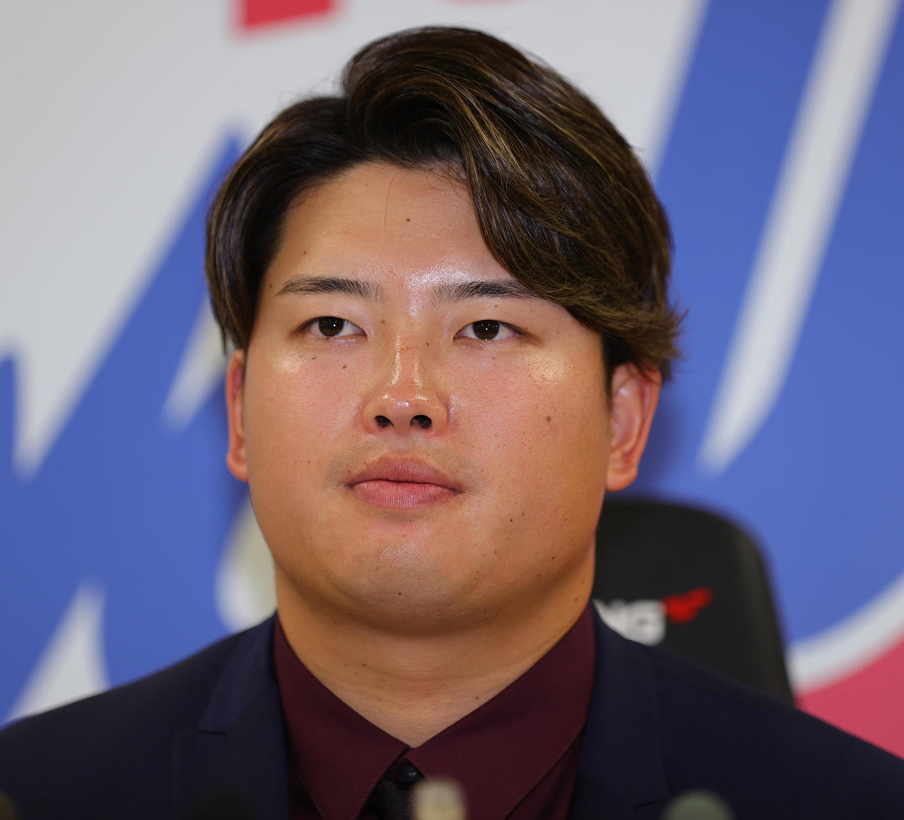 契約更改を終え会見するヤクルト村上（撮影・野上伸悟）