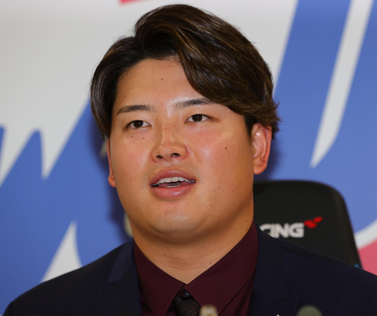 契約更改を終え会見するヤクルト村上（撮影・野上伸悟）