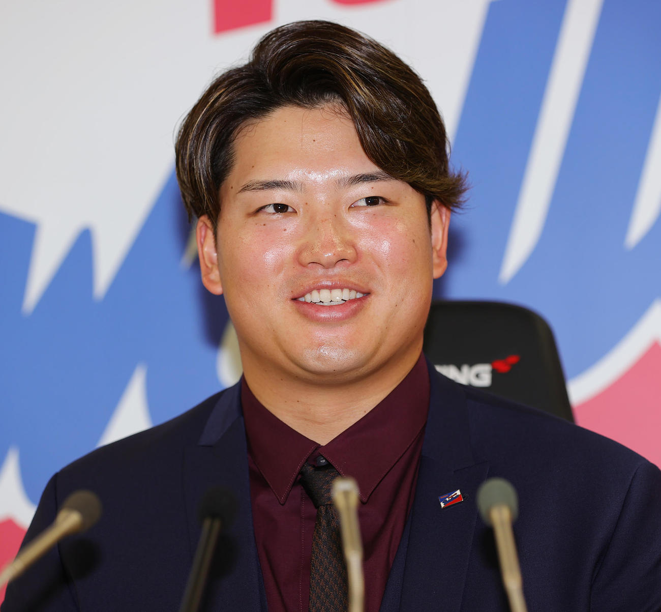 契約更改を終え会見するヤクルト村上（撮影・野上伸悟）
