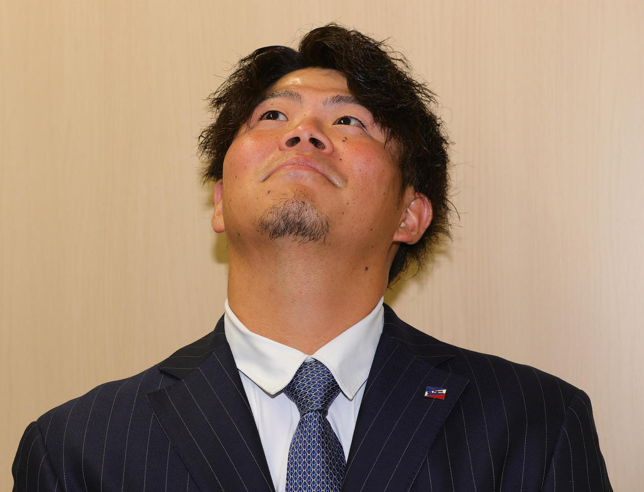 契約更改を終えたヤクルト清水は、昇給率を聞かれ考えこむ（撮影・野上伸悟）