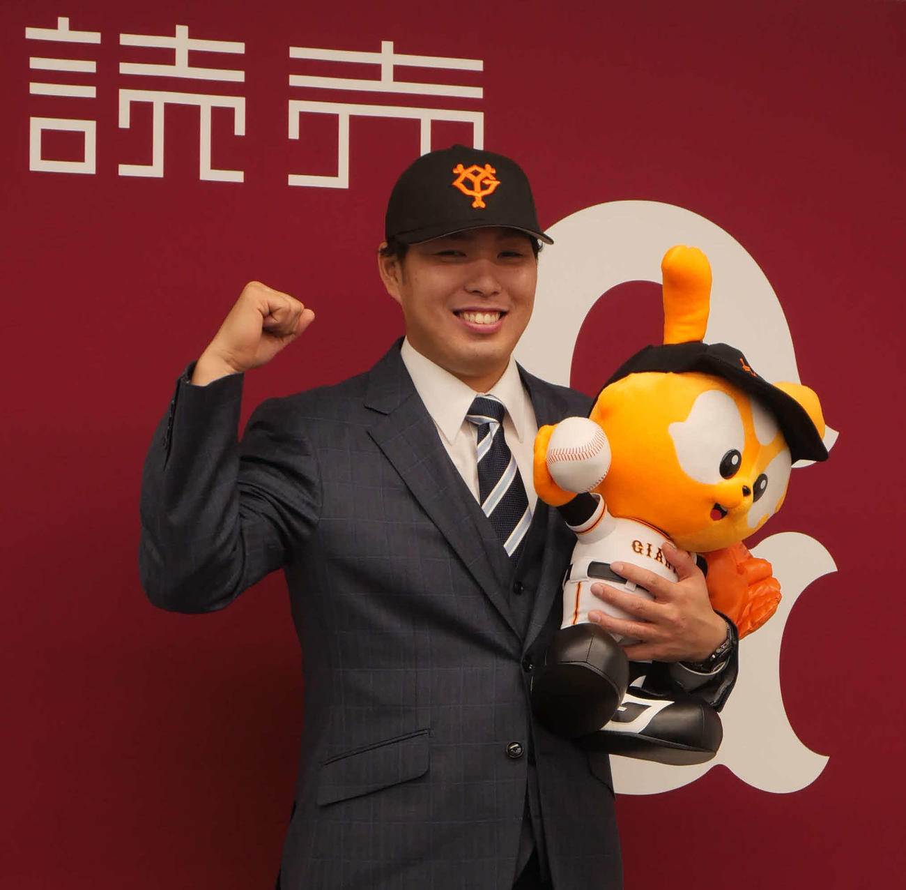入団会見でジャビット人形を手に笑顔を見せる巨人馬場（撮影・上田悠太）
