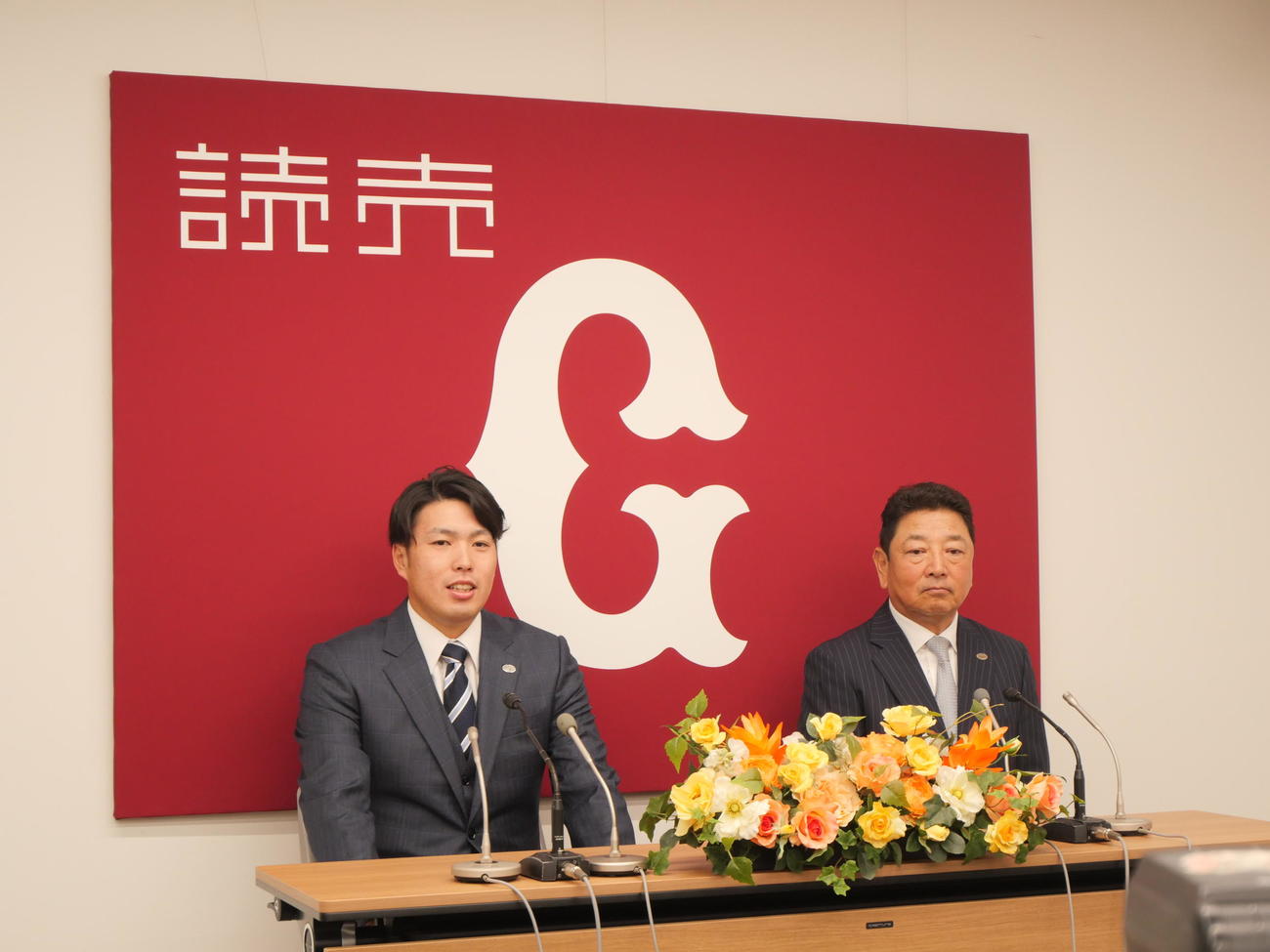 入団会見に登壇した巨人馬場（左）と吉村編成本部長（撮影・上田悠太）