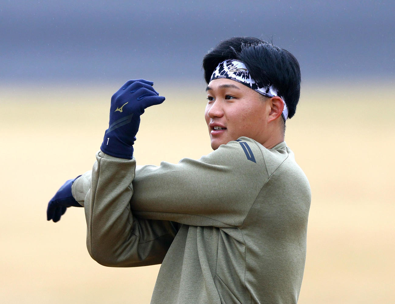 鳴尾浜球場で自主トレする阪神森下（撮影・上山淳一）